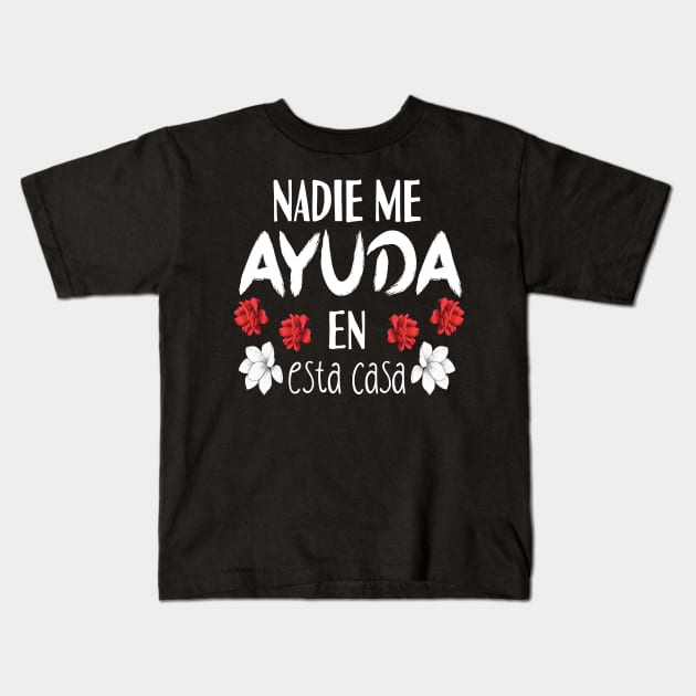 Nadie Me Ayuda En Esta Casa Kids T-Shirt by Tesszero